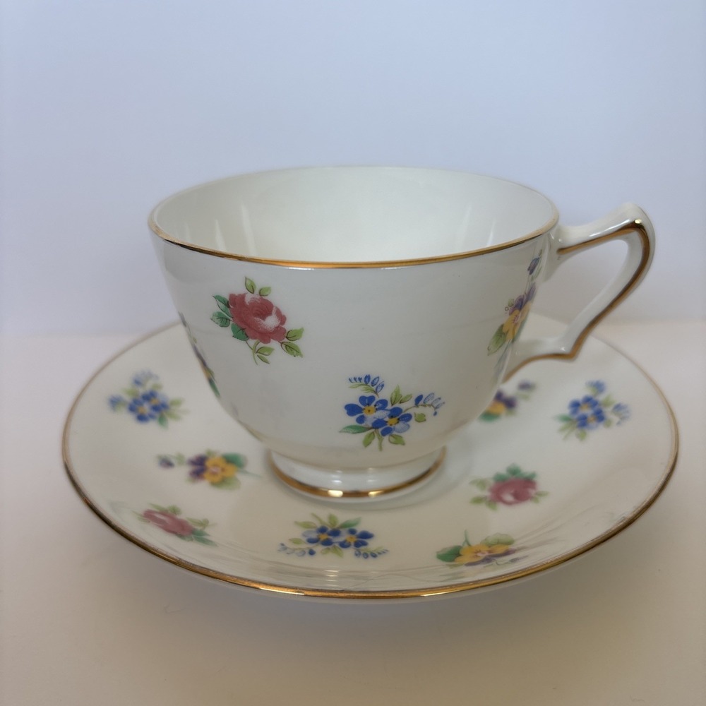 Vintage Royal Victoria Fine Bone China‎ Tea Cup & Saucer Pansies Roses Gold Trim